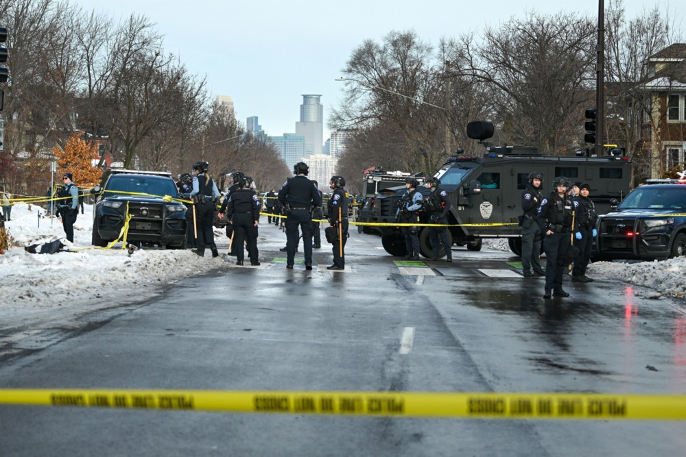 (Вознемирувачко видео) Имиграциски полицаец уби 37-годишна жена во Минеаполис, градоначалникот: Губете се од тука