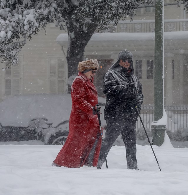 Вонредна состојба и предупредувања поради бура за над 140 милиони луѓе во САД