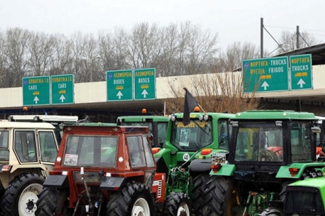 Грчките земјоделци продолжуваат со блокади на граничните премини