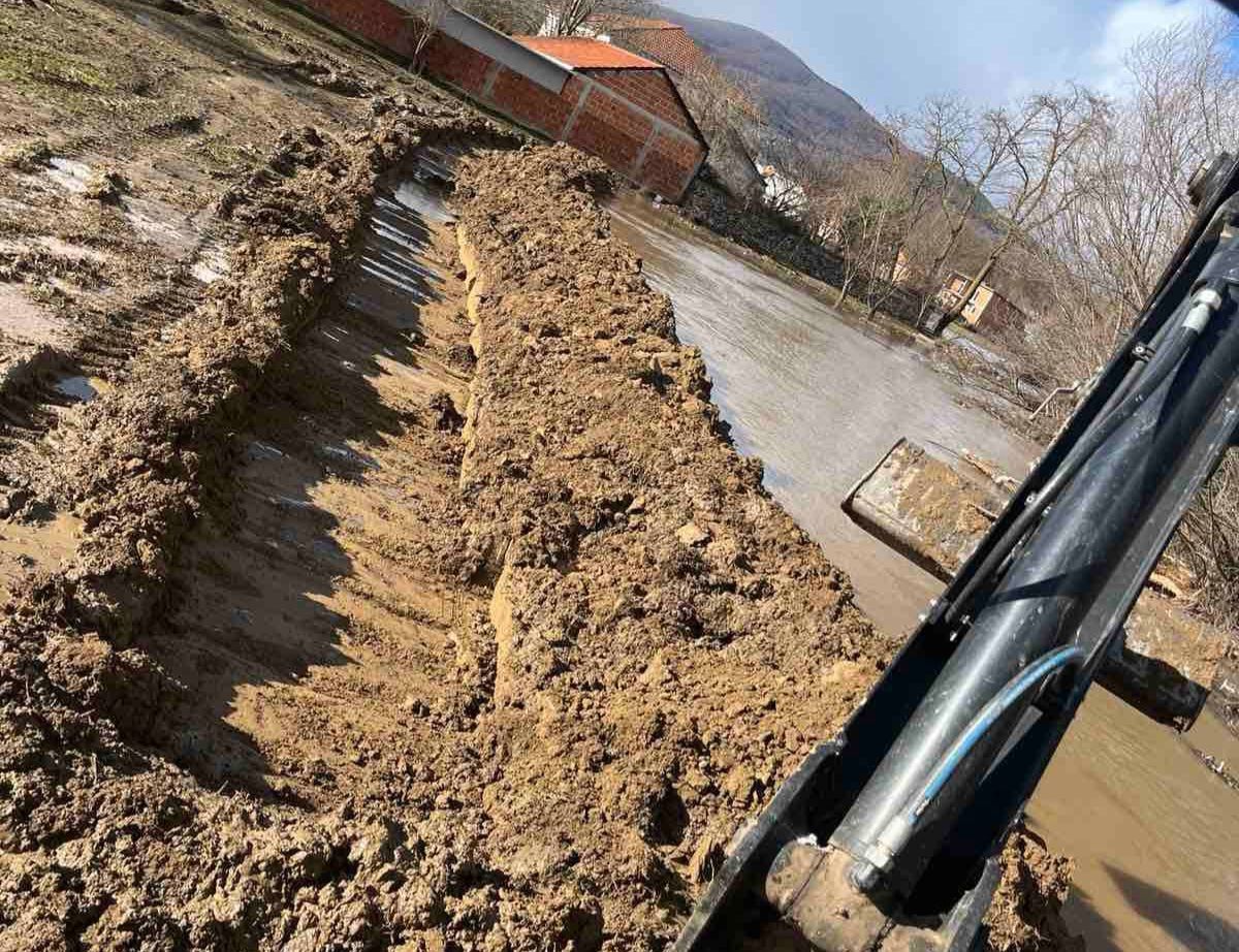 Евакуирани околу 110 лица по поплавите во Кичево, обезбедено привремено сместување и итна помош, отворена и сметка за донации