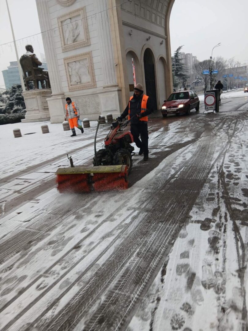 Екипи на ЈП „Комунална хигиена“ го чистат Скопје од снегот