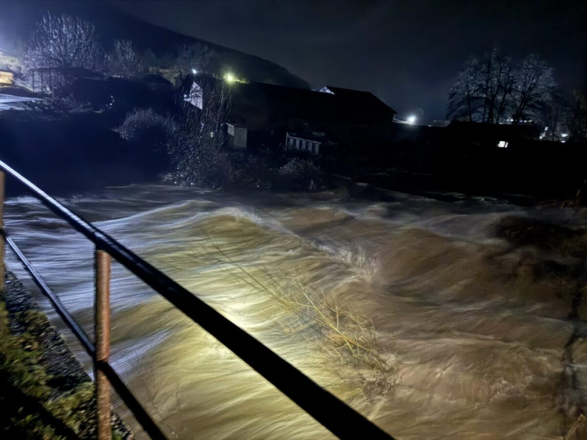 Излеани реки, поплавени подруми, гаражи и дворови во Охрид и Битола, во Кичево евакуирани околу 100 луѓе