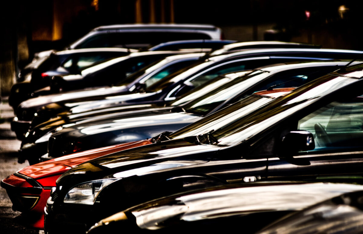 Индија ги намалува царините за увоз за европски луксузни автомобили