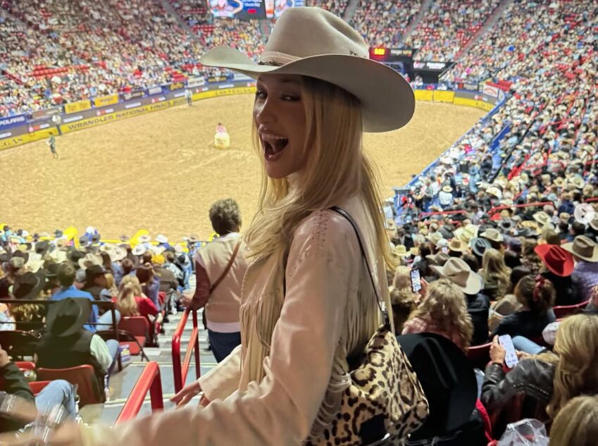 Најубавата манекенка повторно е соло: Раскина со каубојот по две години врска