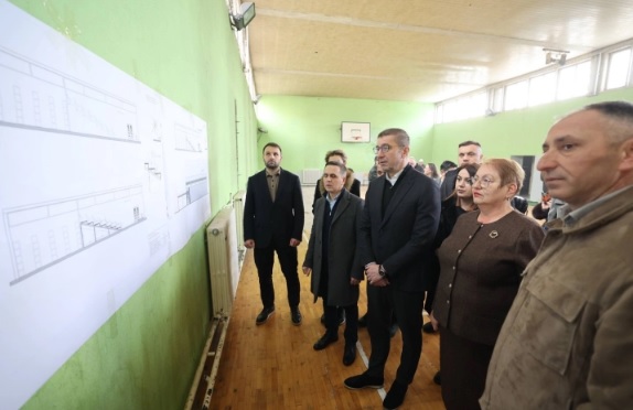 Нека е со среќа, нека е аирлија, порача Мицкоски на пуштањето во употреба на реконструираната гимназија „Кирил Пејчиновиќ“