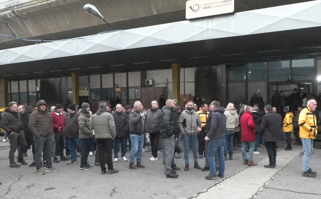 Нема подигање пратки од Пошта, вработените протестираат за плата: ги минаа празниците и најдолгиот месец во годината без пари