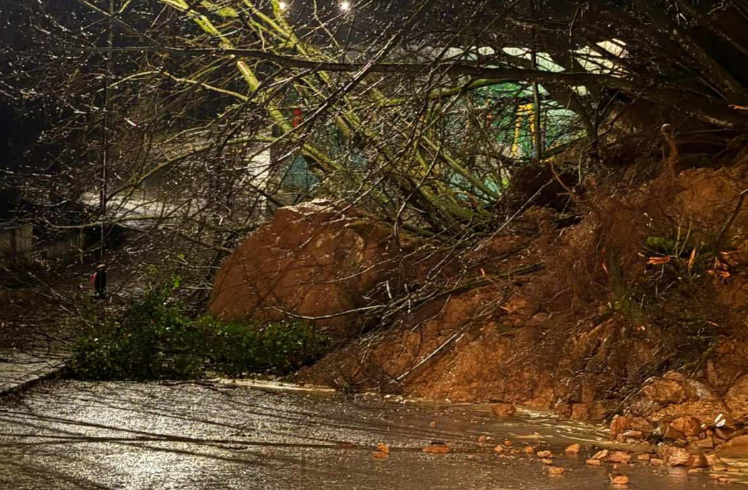 Одрони, излевања и поплави на повеќе локации – во Кичево евакуирани 60 луѓе во спортска сала поради поплавени домови