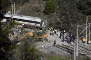 По страшниот судир на возови во Шпанија, 6-годишно девојче е единственото преживеано од семејството