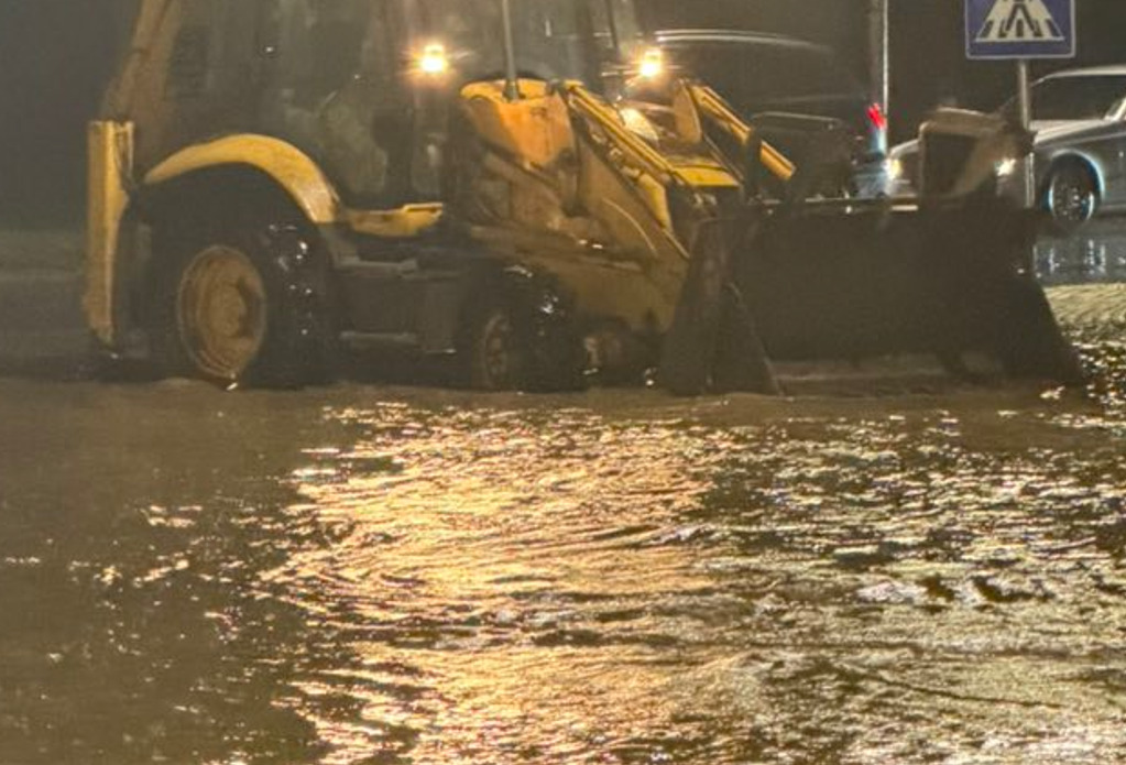 Поплавени улици во Битола, мобилизирани јавните претпријатија