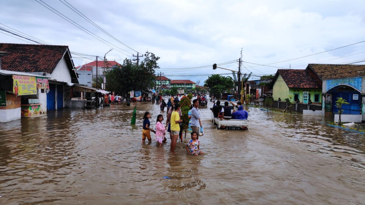 Поплави во Индонезија: 14 мртви, 18 повредени, повеќе од 400 евакуирани