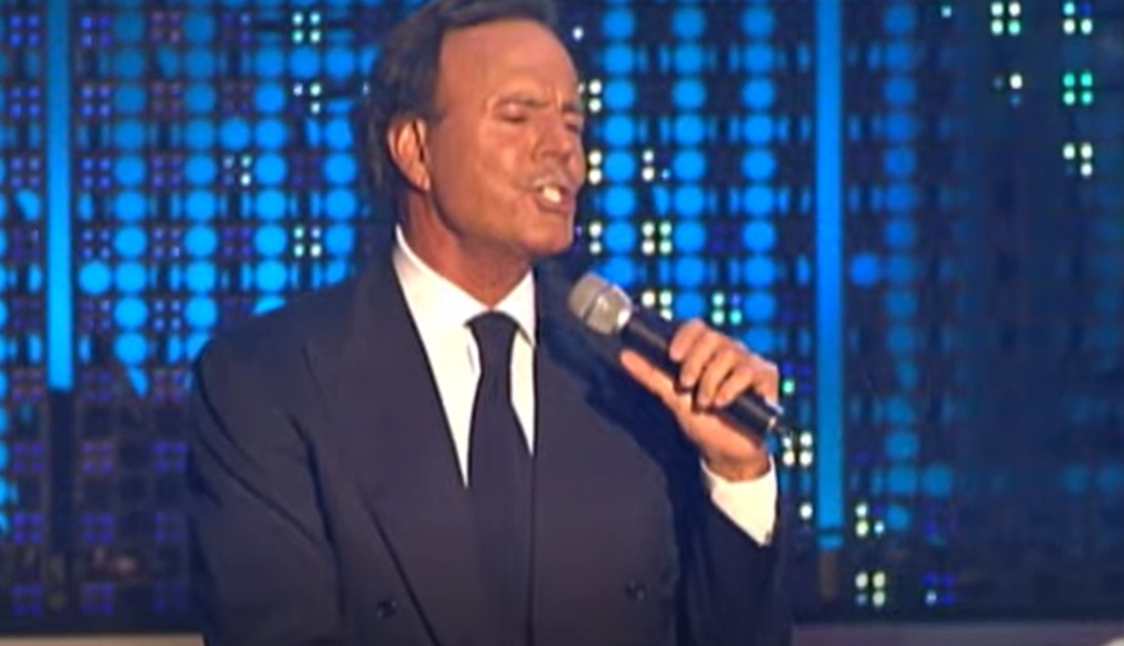 Поранешни вработени го обвинија Хулио Иглесијас за сексуална злоупотреба, открија детали