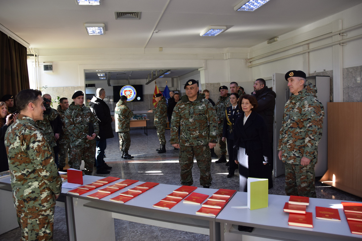 Сиљановска-Давкова и генералот Лафчиски традиционално на првиот ден од Новата година во посета на припадниците на Армијата