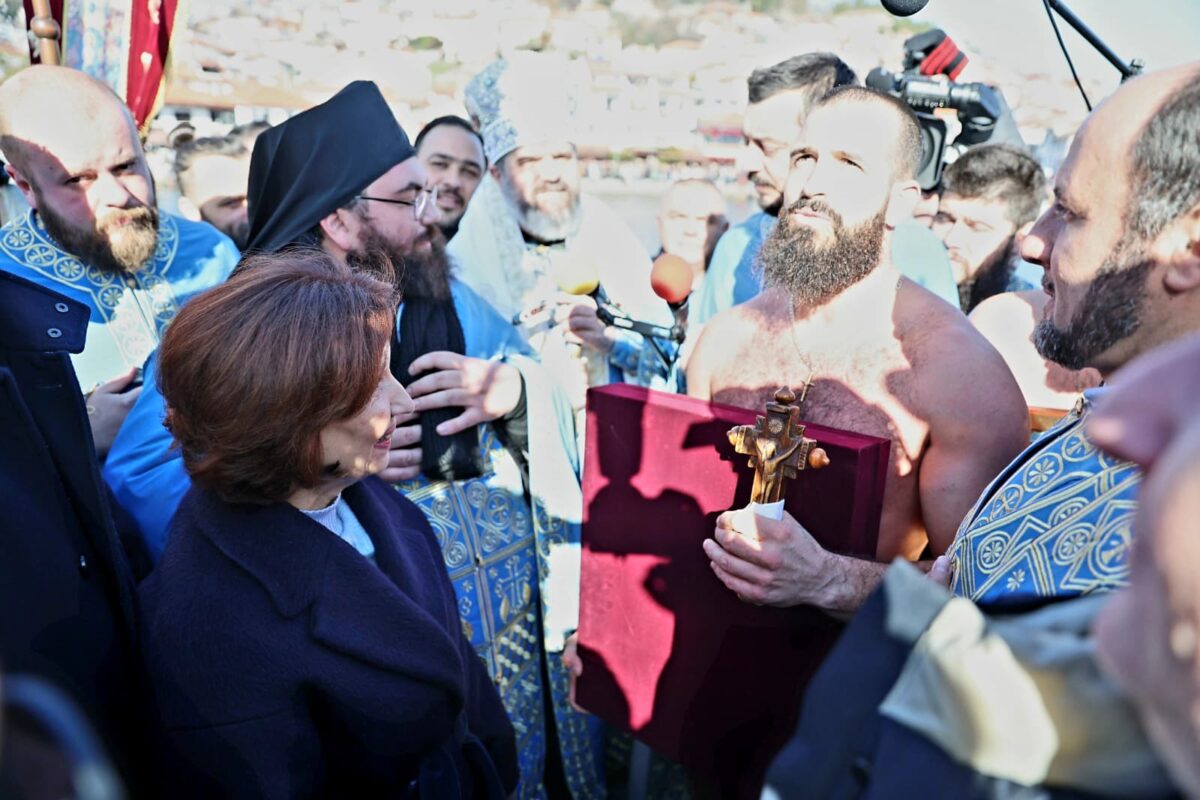 Сиљановска-Давкова му подари Невестински колан од Галичник од 19.век на момчето што го фати крстот во Охрид