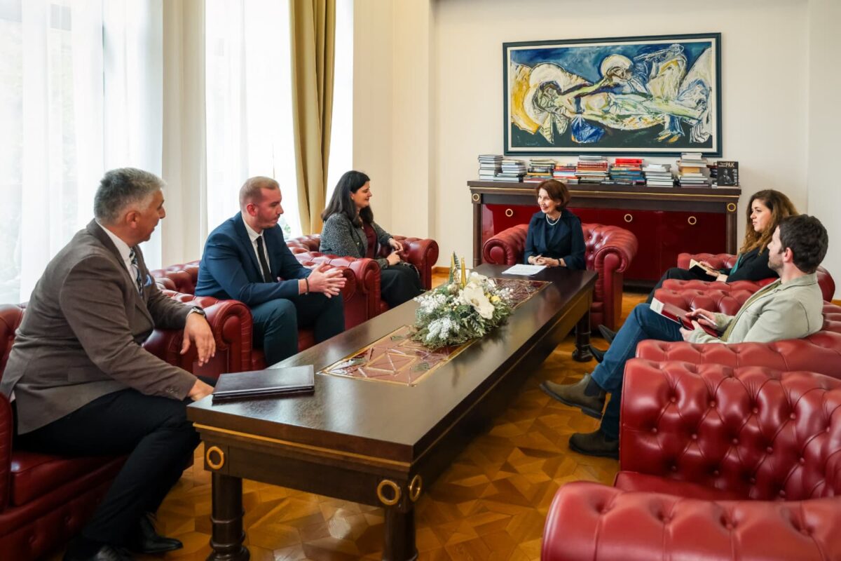 Сиљановска-Давкова прими претставници на Македонското здружение на млади правници (МЗМП) и на Центарот за еколошка демократија ФЛОРОЗОН