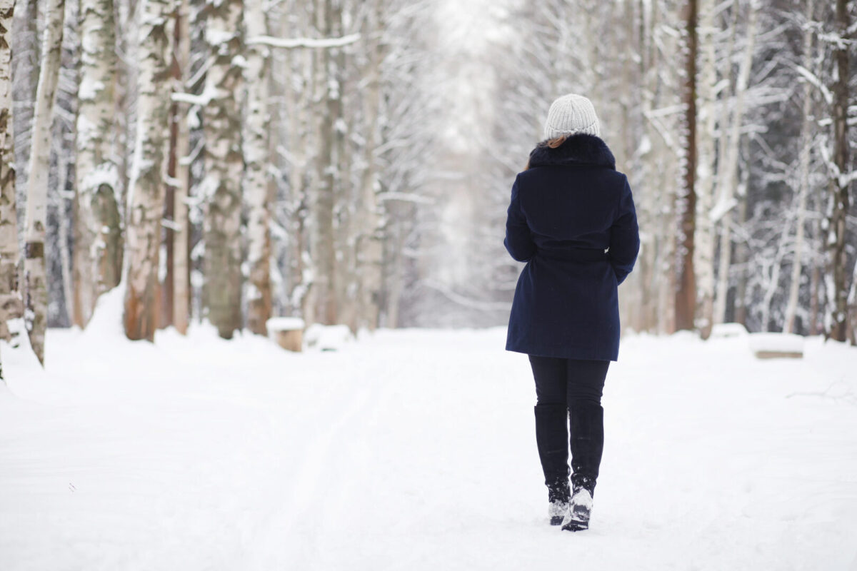 Снегот во Сараево сруши дрво врз жена: од повредите почина