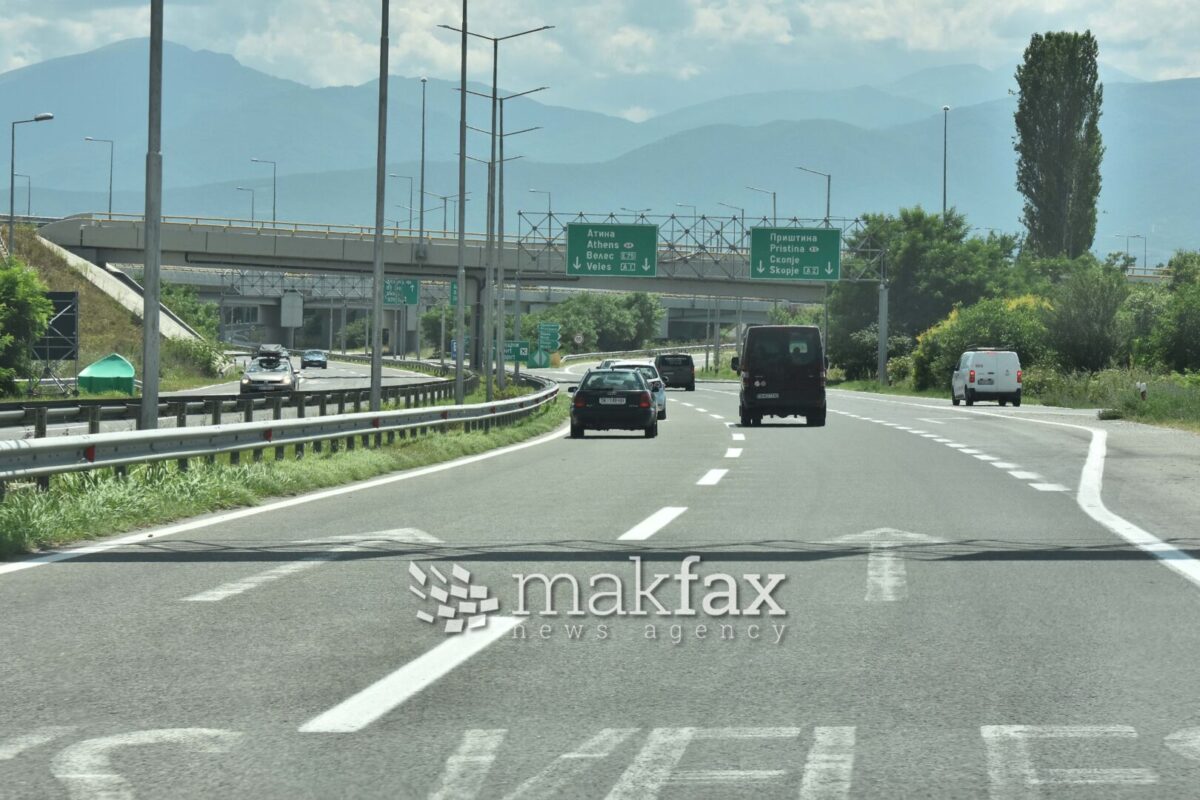 Сообраќајот се одвива непречено, по наместа влажни коловози