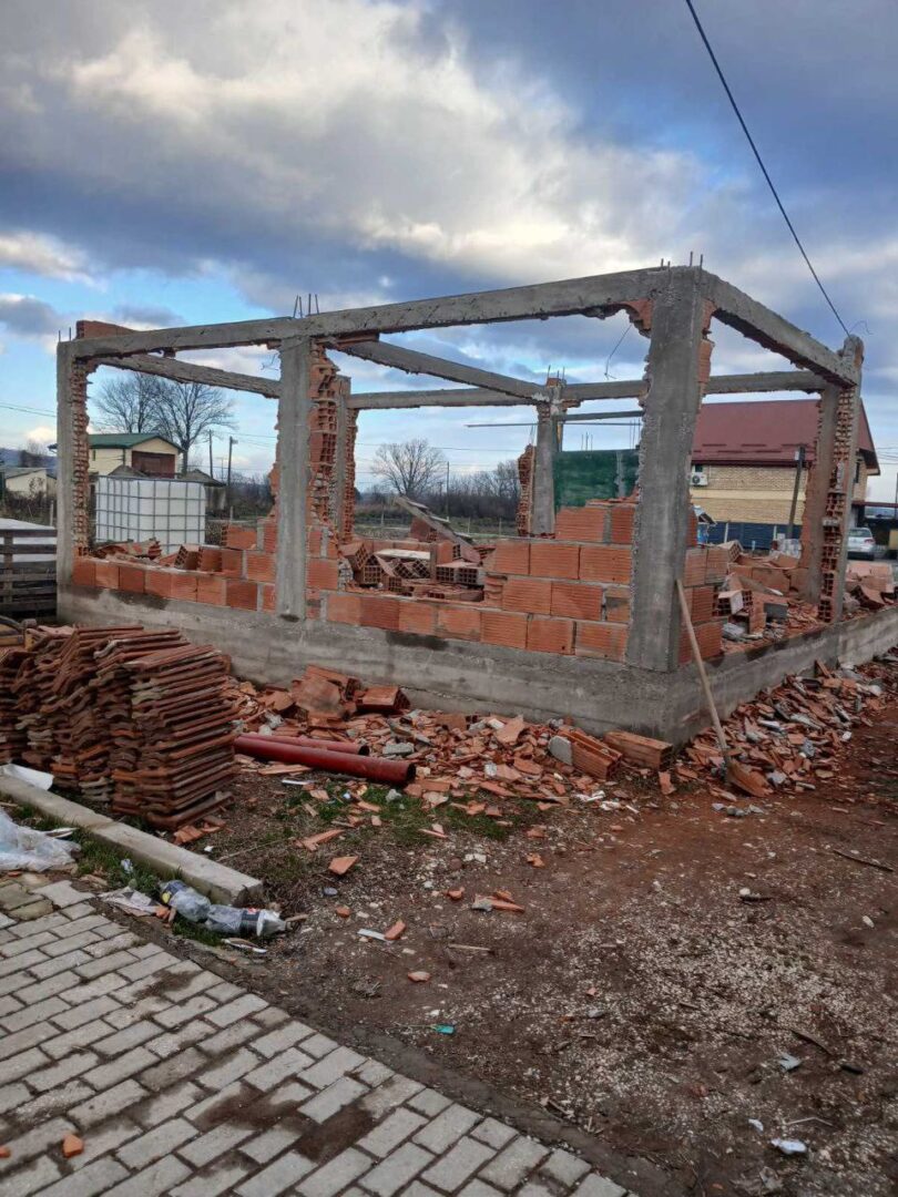 Срушена дивоградба во Јурумлери, инспекции во Општина Гази Баба