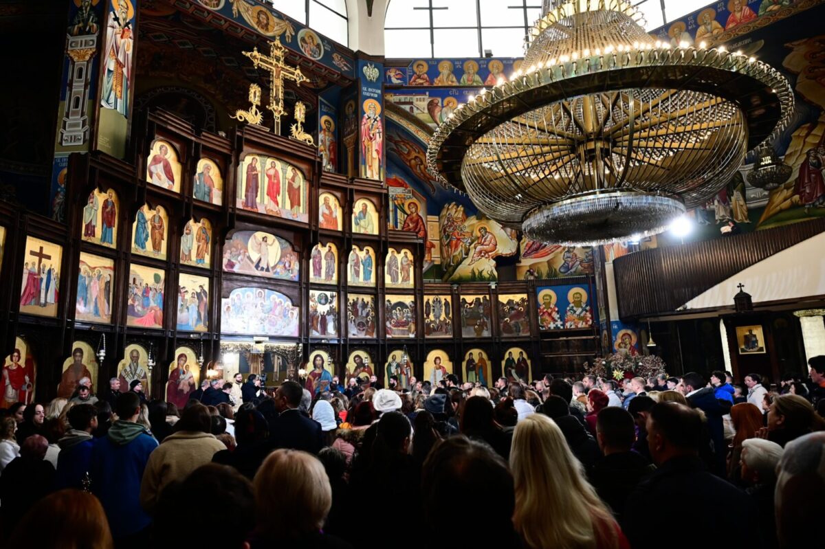 Стоилковиќ со божиќна честитка: Празникот да биде поттик за духовна смиреност и заемна почит