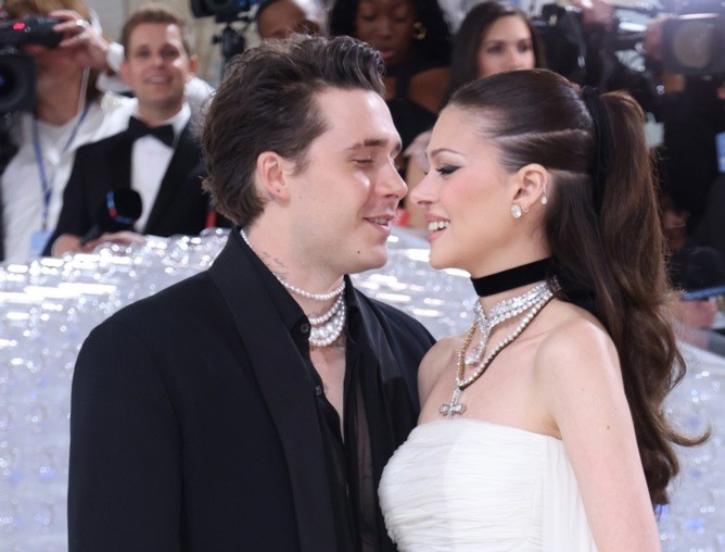 (Фото) Бруклин Бекам и неговата сопруга во јавност за прв пат по скандалот