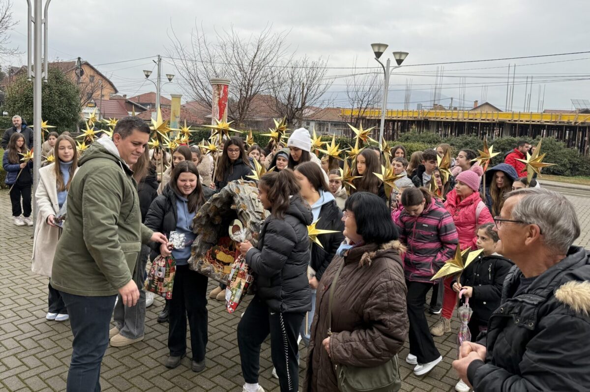 (Фото) Градоначалникот Георгиевски им подари пакетчиња на коледарите од општина Илинден