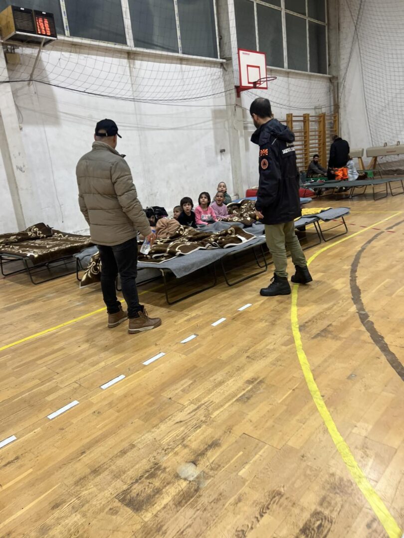 (Фото) ДЗС: 30 полски кревети за евакуираните лица во Кичевско, во Ресенско со пумпи се вадеше навлезената вода од подруми и куќи