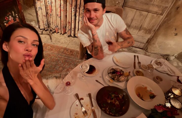 (Фото) Топлесот „ги помрси конците“: Бруклин Бекам објави интимни фотографии од сопругата