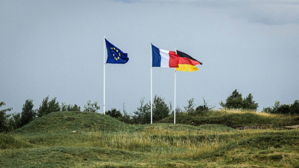 Франција ги повикува младите на десетмесечна доброволна воена служба