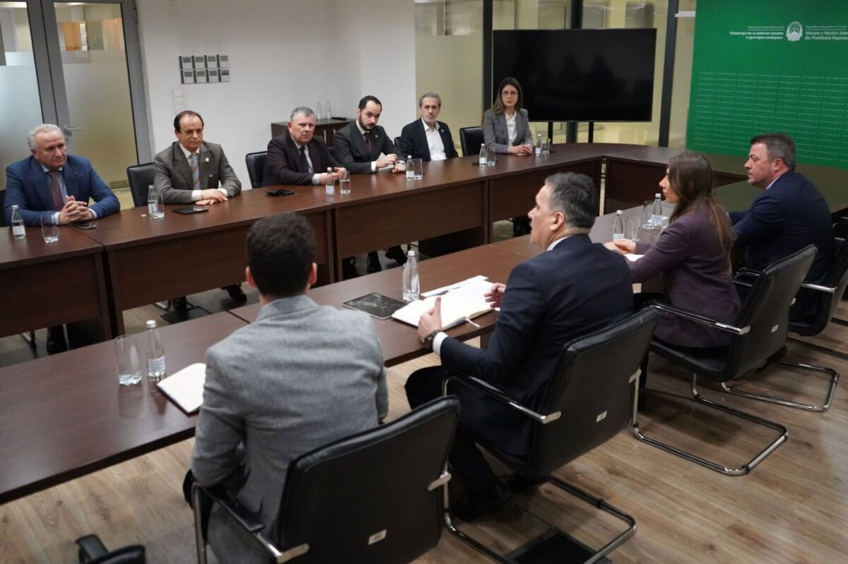Хоџа со делегација од СКСЗМ: Бизнис секторот важен партнер во усогласувањето на еколошките политики со реалните потреби на економијата