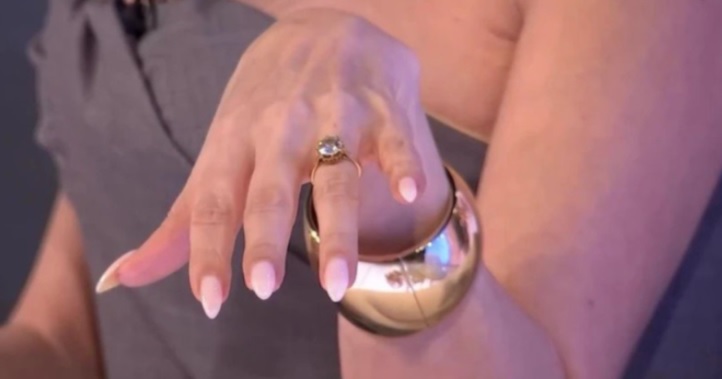 Цеца го покажа брилијантот со кој Аркан ја запросил