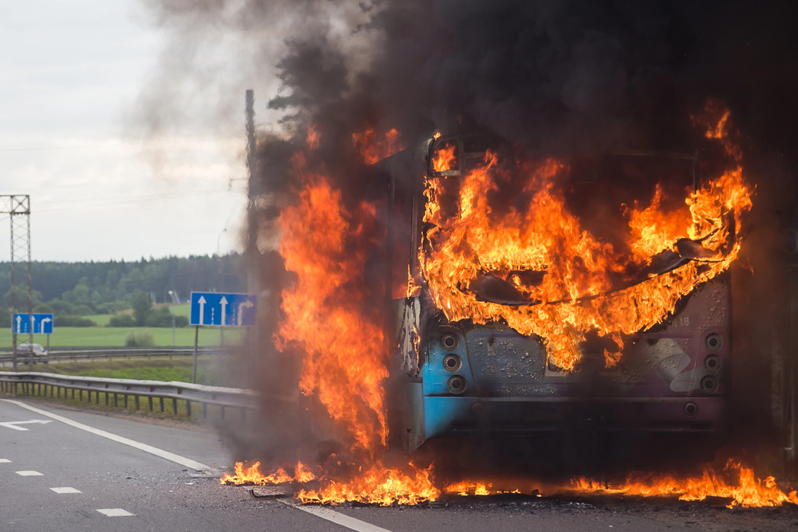 Автобус изгоре на автопат кај Солун, патниците навреме евакуирани