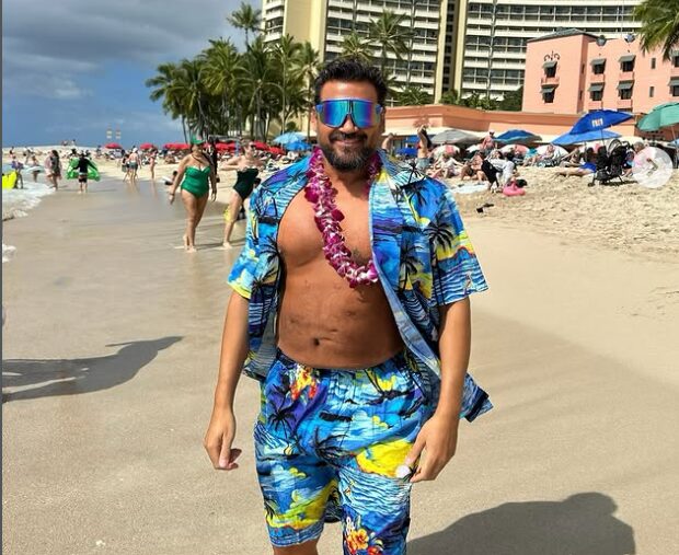 Азис стави силикони на градите