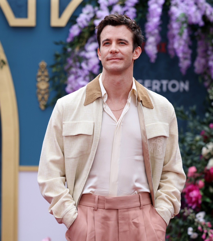 (Видео) Ѕвездата од Бриџертон ја открива непријатната вистина зад 18+ сцената на скалите