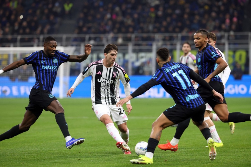 (Видео) Јуве со играч помалку не успеа да го шокира Интер, Зјелински херој во 90-та минута