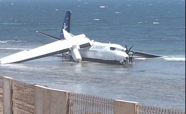 (Видео) Авион се урна во океан во Африка, сите патници преживеале