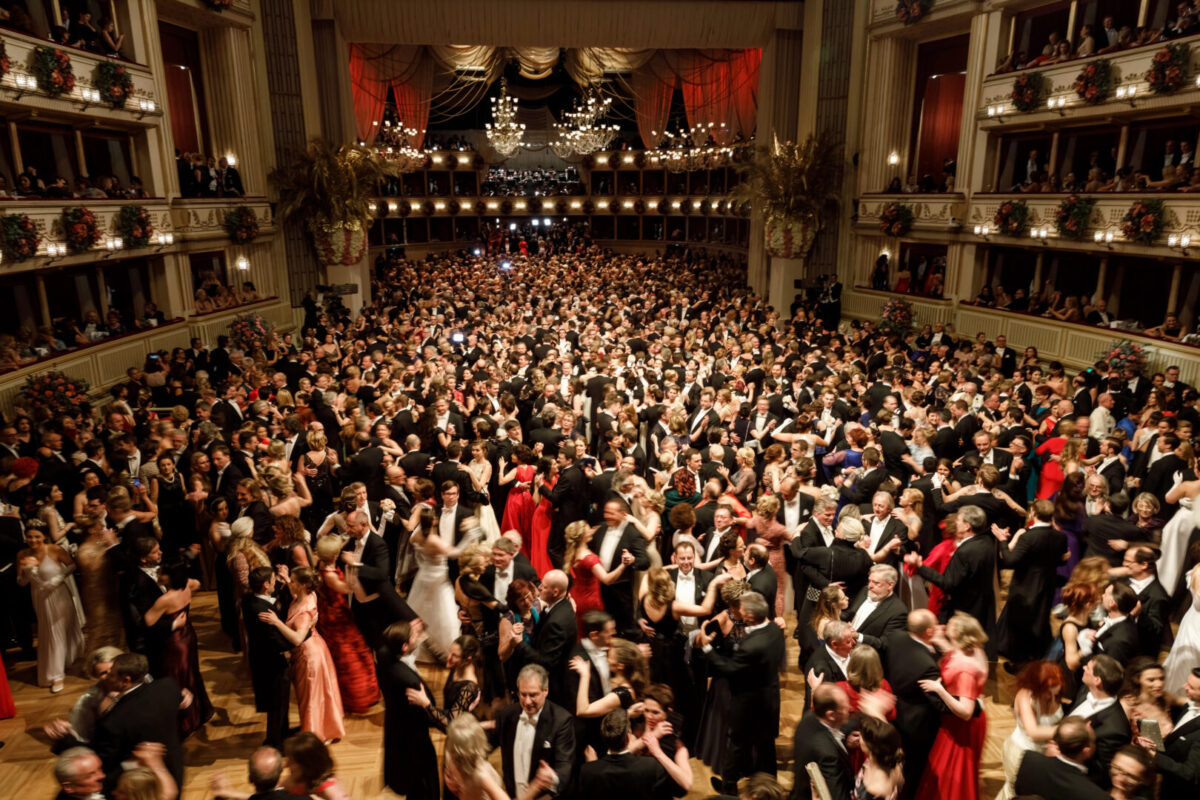 (Видео) Виенскиот бал „под опсада“ од инфлуенсери: Аристократските забави од 1814 година сега се хит на социјалните медиуми