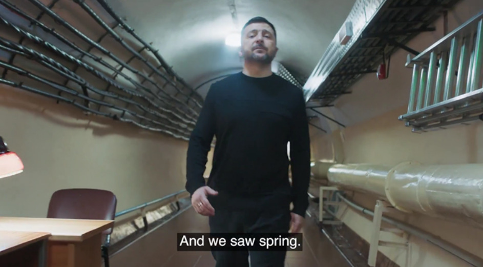 (Видео) Зеленски го покажа својот бункер од почетокот на војната и им испрати порака на Украинците