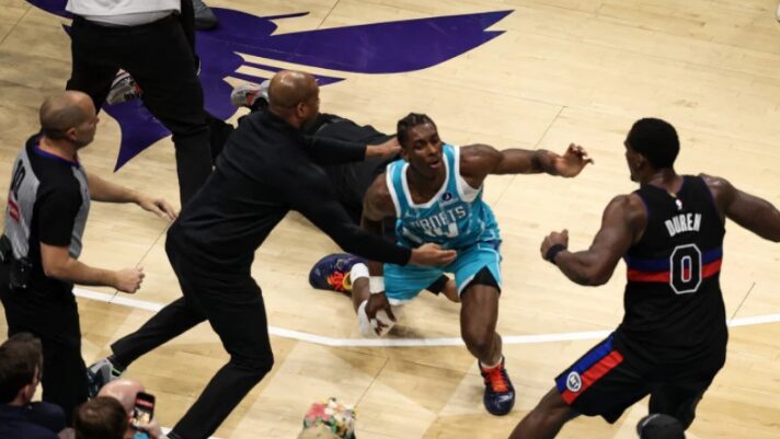 (Видео) Летаа тупаници во Шарлот, жестока тепачка на теренот