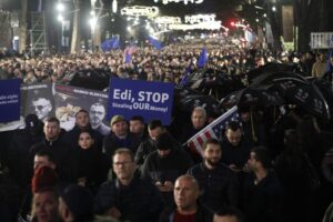 (Видео) Насилни протести во Албанија: Фрлени молотови коктели врз зградата на владата