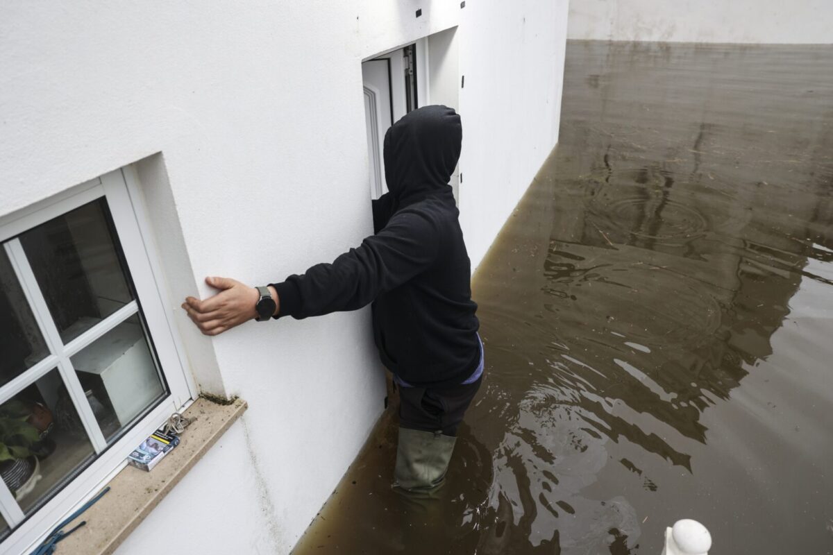 (Видео) Невреме во Португалија: евакуација, поплави, излеани реки, затворени патишта