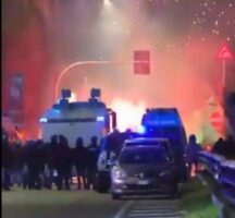 (Видео) Протести против Зимските олимписки игри во Милано: демонстрантите фрлаа димни бомби и шишиња кон полицијата