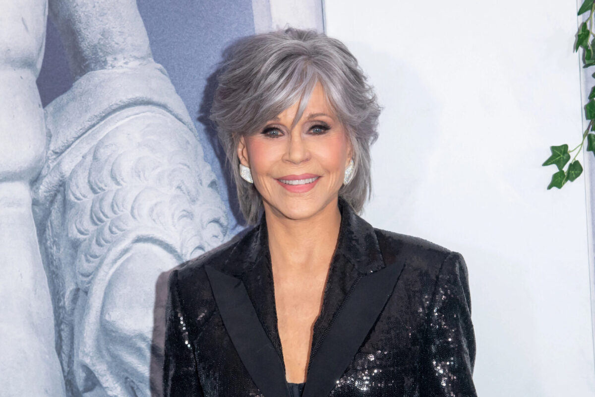 (Видео) Секој би сакал да остари како Џејн Фонда: „Избриша“ 30 години и воодушеви на црвениот тепих