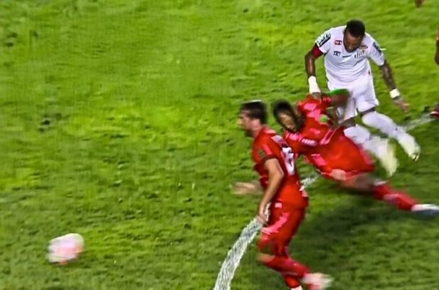 (Видео) Ултрасите им наредиле на играчите да го скршат Нејмар