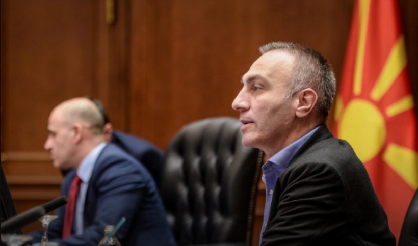 Додека Артан Груби гледа телевизија дома, во ДУИ преовладува паничен напад од прв до последен, велат од „Вреди“