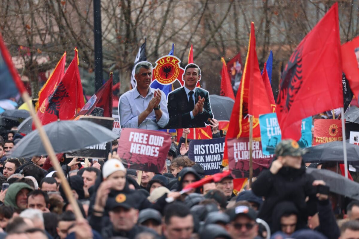 Илјадници во Косово протестираа против судењето на командантите на ОВК во Хаг