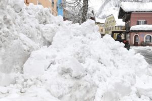 Колапс во Австрија поради снегот: Аеродромот во Виена затворен, автобус затрупан од лавина