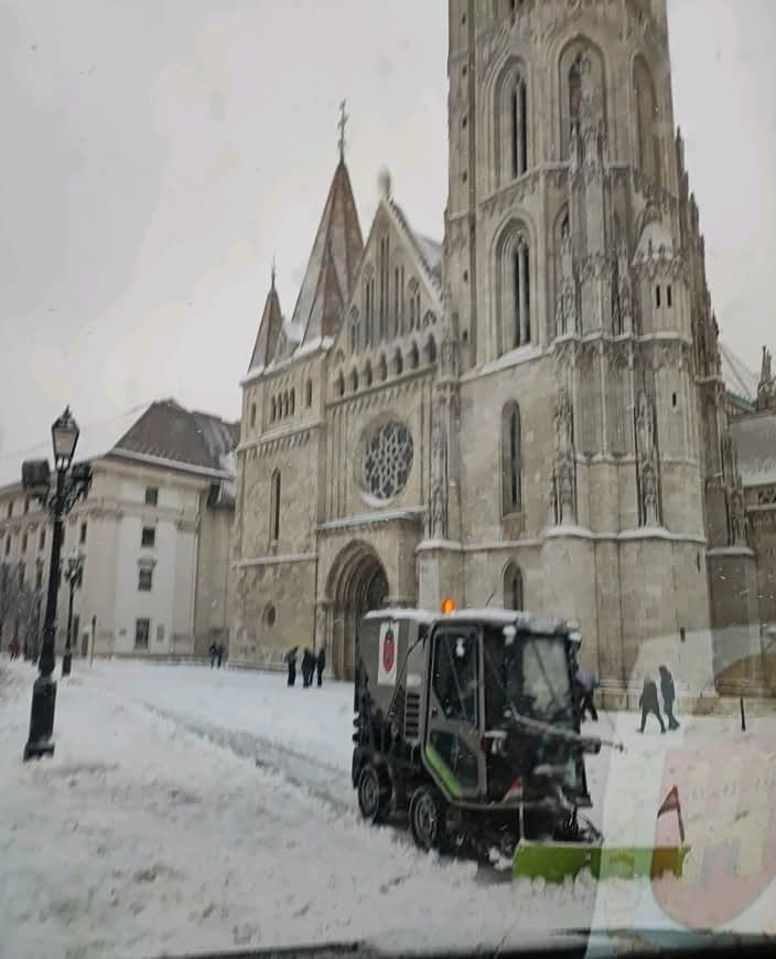 Македонско возило привлече внимание на улиците на Будимпшета: GREEN MACHINES чисти снег кај будимската тврдина