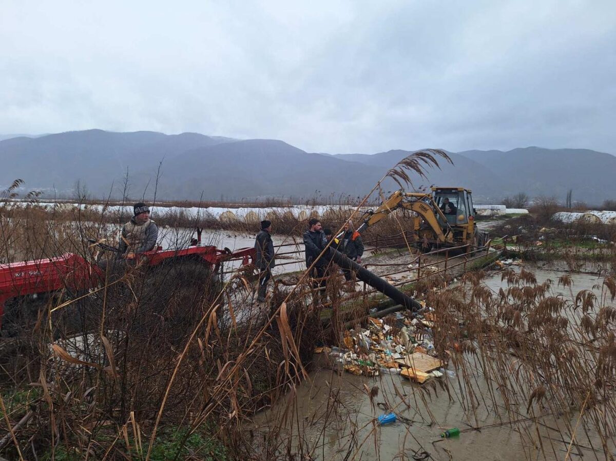 Обилните врнежи предизвикаа поплави во повеќе региони, во Кичево евакуирани околу 180 лица
