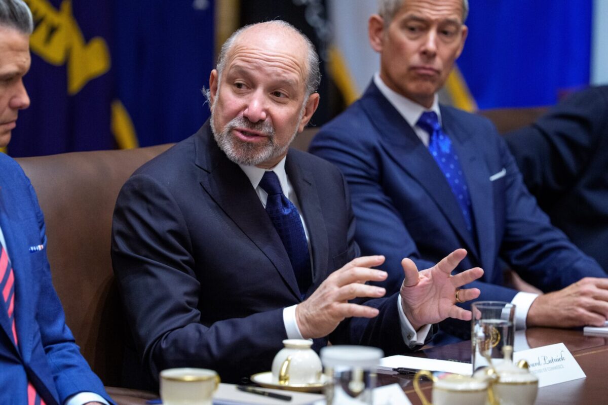 По новите документи, министерот призна: Бев на островот на Епстин со сопругата и децата, не посведочив незаконско однесување