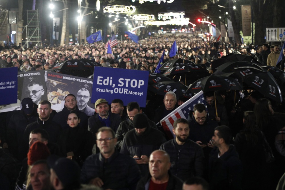 По протестот на опозицијата во Тирана, 17 лица се уапсени, а 35 под истрага