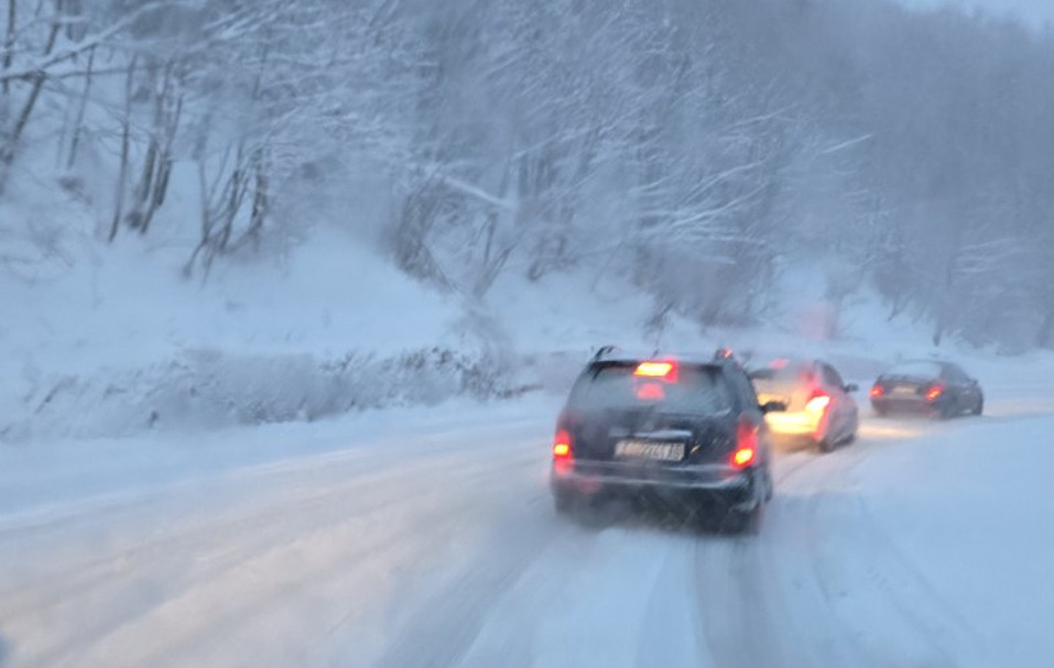 Поради врнежи од снег воведена забрана за камиони и автобуси на патот Тетово-Попова Шапка